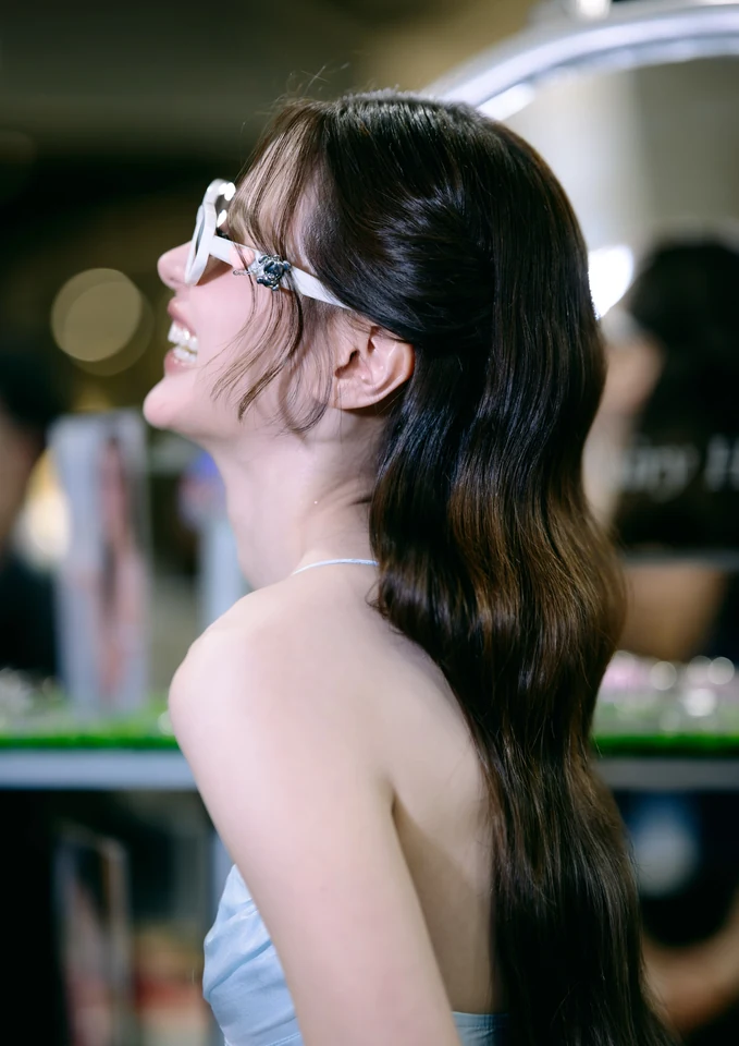 ใบเฟิร์น พิมพ์ชนก นักแสดงหญิงไทย ภาพเดี่ยว