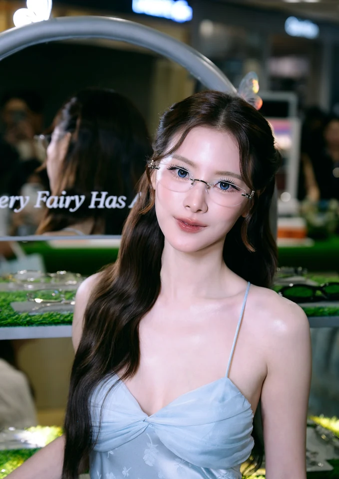 ใบเฟิร์น พิมพ์ชนก ภาพเดี่ยวสำหรับประวัติและผลงาน