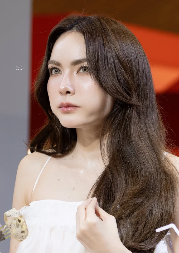 ชาล็อต ออสติน ภาพโปรไฟล์เดี่ยวจากช่องทางทางการ