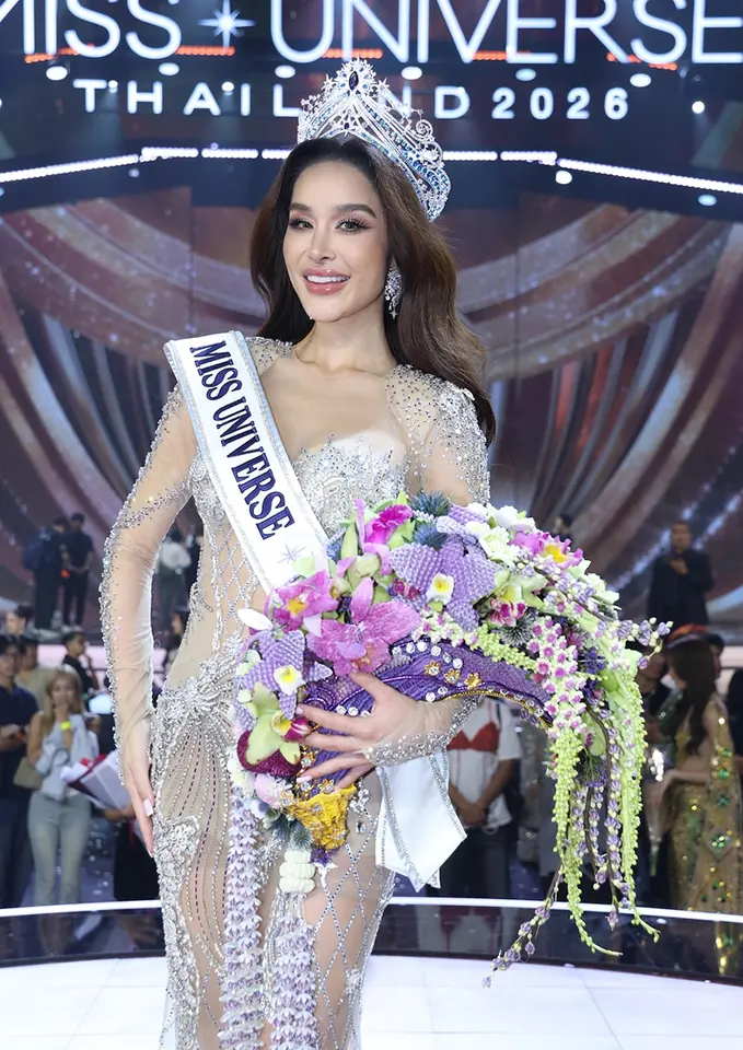 ทารีน่า โบเทส เดินบนเวทีพร้อมมงกุฎ สายสะพาย และช่อดอกไม้