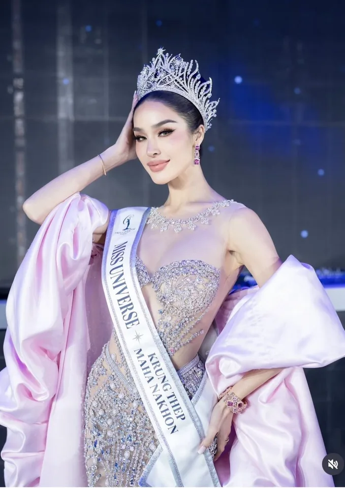 ทารีน่า โบเทส สวมมงกุฎและสายสะพายตัวแทนกรุงเทพมหานคร