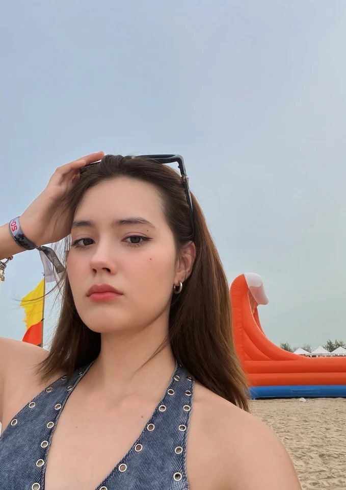 เดนิส เจลีลชา ภาพเดี่ยวสำหรับติดตามผลงาน